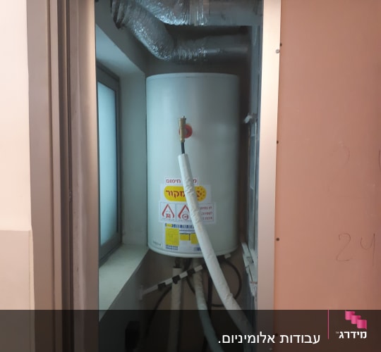 צינורות אלומיניום מחוברים לדוד חימום